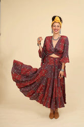 חצאית שופעת בהדפסים מרהיבים