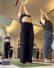 מכנסי לייקרה מתרחבים